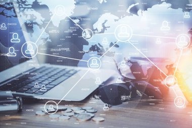 Sosyal ağ hologramıyla birlikte bilgisayar masaüstünde. Çoklu maruz kalma. Uluslararası insan ilişkileri kavramı.