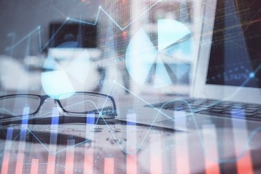 Masa arkasında gözlük olan mali tablo hologramı. İş kavramı. Çift pozlama.