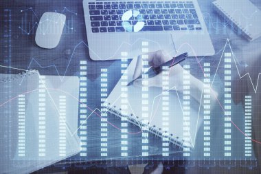 Finansal grafik WOMANS el notları arka plan alarak görüntülenir. Araştırma kavramı. Çoklu pozlama