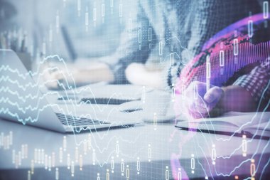 Arka planda bilgisayarda çalışan bir adamla birlikte çok sayıda formasyona maruz kaldık. Pazar analizi kavramı.