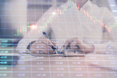 Finansal grafik el notları arka plan alarak üzerinde çizilmiş. Araştırma kavramı. Çoklu pozlama