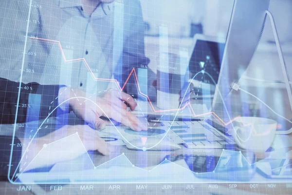 Mehrfachbelichtung des Diagramms mit einem Mann, der im Hintergrund am Computer im Büro tippt. Konzept der harten Arbeit. — Stockfoto