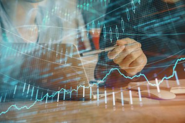 Arka planda ofiste bilgisayarda işadamı yazarak Forex grafiği. Analiz kavramı. Çift Pozlama.