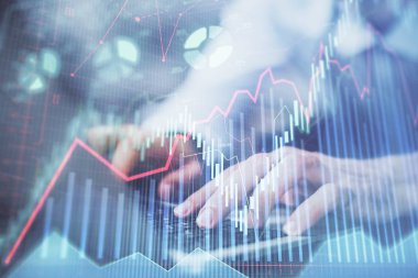 Arka planda ofiste bilgisayarda işadamı yazarak Forex grafiği. Analiz kavramı. Çift Pozlama.