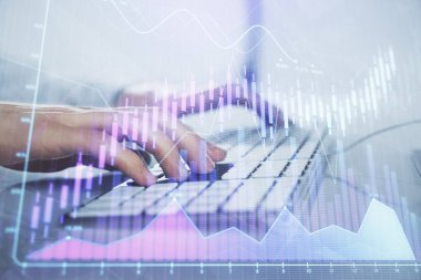 Arka planda ofiste bilgisayarda çalışan işadamı ile Forex grafiği. Sert çalışma kavramı. Closeup. Çoklu pozlama.