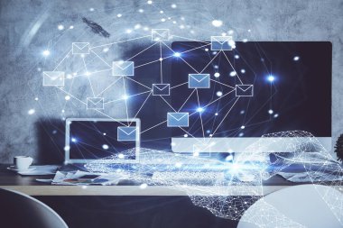 Ofisteki bilgisayar arkaplanı ve uçuş hologram çizimi. Çoklu maruz kalma. Elektronik posta kavramı.