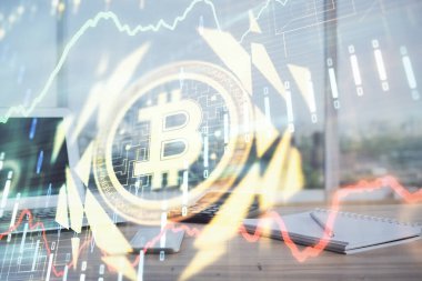 Blockchain temalı holograma ve bilgisayar arkaplanlı masaya çift pozlama. Bitcoin şifreleme para birimi kavramı.