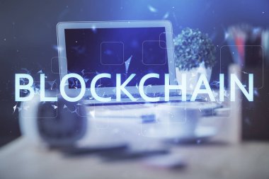Blockchain temalı holograma ve bilgisayar arkaplanlı masaya çift pozlama. Bitcoin şifreleme para birimi kavramı.