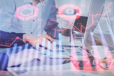 Adam arka planda ofiste bilgisayarda yazarak grafik Multi pozlama. Zor iş kavramı.