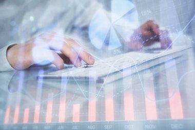 Adam arka planda ofiste bilgisayarda yazarak grafik çift pozlama. Zor iş kavramı. Closeup.