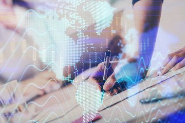 Bir kadın eller Not defteri hisse senedi piyasası hakkında bilgi yazma. Ön Forex grafik hologramlar. Araştırma kavramı. Çift Pozlama