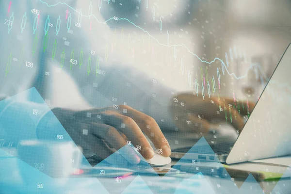 Doppelbelichtung des Forex-Graphen mit einem Mann, der am Computer im Hintergrund arbeitet. Konzept der Marktanalyse. — Stockfoto