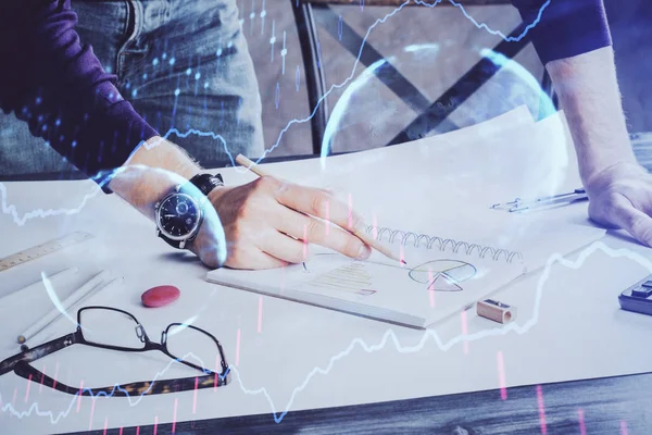 Gráfico de comercio financiero doble exposición con fondo de escritorio hombre. —  Fotos de Stock