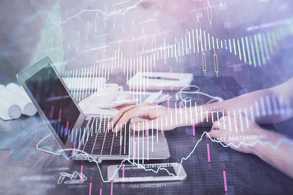 Doppelbelichtung des Devisendiagramms mit einem Mann, der am Computer im Hintergrund arbeitet. Konzept der Marktanalyse. — Stockfoto