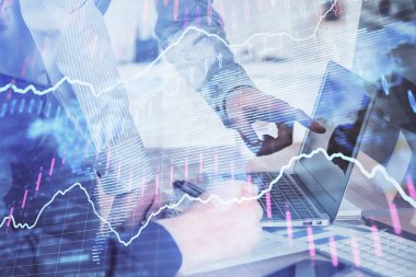 Adam arka planda ofiste bilgisayarda yazarak grafik çift pozlama. Zor iş kavramı. Closeup.