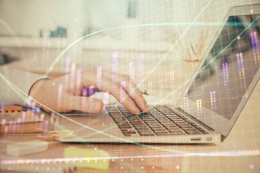 Arka planda dizüstü bilgisayar üzerinde çalışan adam ile borsa grafiği çift pozlama. Finansal analiz kavramı.