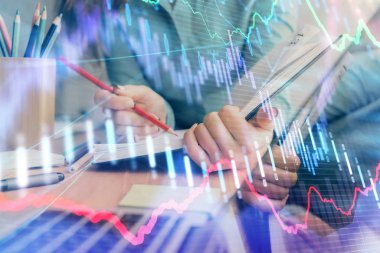 Bir kadın eller Not defteri hisse senedi piyasası hakkında bilgi yazma. Ön Forex grafik hologramlar. Araştırma kavramı. Çoklu pozlama