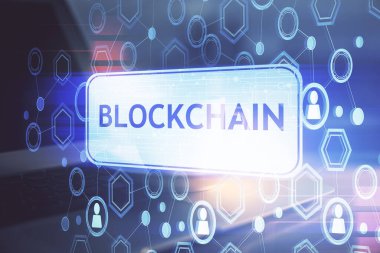 Engelleme zincirine ve kripto ekonomi temalı holograma ve bilgisayar arkaplanlı masaya çoklu maruz kalma. Bitcoin kripto para kavramı.