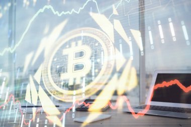 Blockchain temalı holograma ve bilgisayar arkaplanlı masaya çift pozlama. Bitcoin şifreleme para birimi kavramı.