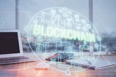 Blockchain temalı holograma ve bilgisayar arkaplanlı masaya çift pozlama. Bitcoin şifreleme para birimi kavramı.