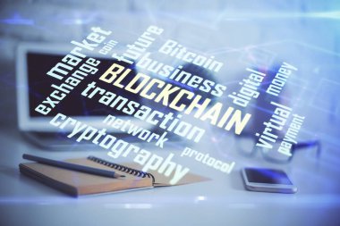 Blockchain temalı holograma ve bilgisayar arkaplanlı masaya çift pozlama. Bitcoin şifreleme para birimi kavramı.