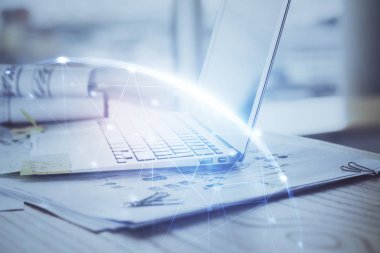 Sosyal ağ hologramıyla birlikte bilgisayar masaüstünde. Çoklu maruz kalma. Uluslararası insan ilişkileri kavramı.