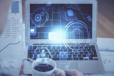 Sosyal ağ hologramıyla birlikte bilgisayar masaüstünde. Çoklu maruz kalma. Uluslararası insan ilişkileri kavramı.