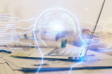 Bilgisayar ve beyin hologramı ile çalışma masasının çoklu açığı. Beyin fırtınası konsepti.