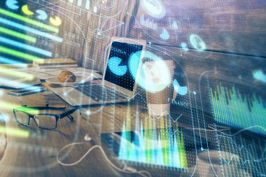 Bilgisayar ve teknoloji temalı holograma çifte maruz kalma. Serbest çalışma kavramı.