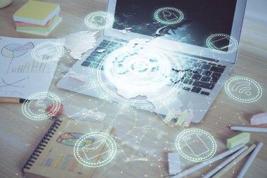 Sosyal ağ hologramıyla birlikte bilgisayar masaüstünde. Çoklu maruz kalma. Uluslararası insan ilişkileri kavramı.