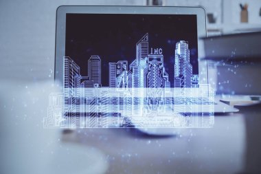 Ofisteki masaüstü bilgisayar geçmişi ve büyük kasaba binaları hologram çizimi. Çifte maruziyet. Akıllı şehir konsepti.