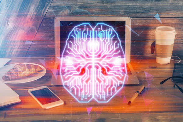 컴퓨터와 뇌 홀로그램으로 작업 테이블의 다양 한 노출. 뇌우 개념. — 스톡 사진