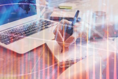 Forex tablosu WOMANS el notları arka plan alarak görüntülenir. Araştırma kavramı. Çoklu pozlama