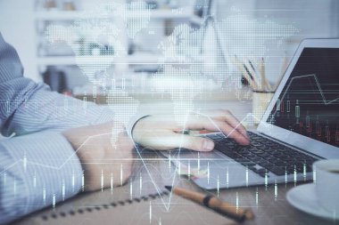 Arka planda bilgisayar üzerinde çalışan adam ile borsa grafiği çoklu pozlama. Finansal analiz kavramı.