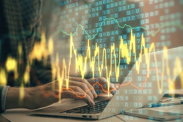 Ganda paparan grafik pasar dengan pria bekerja pada komputer di latar belakang. Konsep Analisis Keuangan. — Stok Foto
