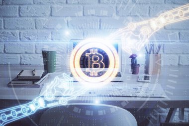 Blockchain temalı holograma ve bilgisayar arkaplanlı masaya çift pozlama. Bitcoin şifreleme para birimi kavramı.