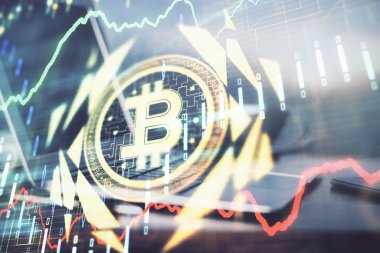 Blockchain temalı holograma ve bilgisayar arkaplanlı masaya çift pozlama. Bitcoin şifreleme para birimi kavramı.