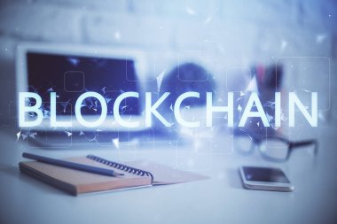 Blockchain temalı holograma ve bilgisayar arkaplanlı masaya çift pozlama. Bitcoin şifreleme para birimi kavramı.