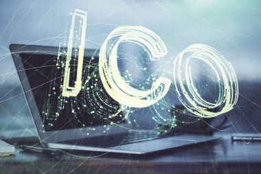 Blockchain temalı holograma ve bilgisayar arkaplanlı masaya çift pozlama. Bitcoin şifreleme para birimi kavramı.