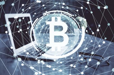 Blockchain temalı holograma ve bilgisayar arkaplanlı masaya çift pozlama. Bitcoin şifreleme para birimi kavramı.