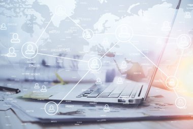 Sosyal ağ hologramıyla birlikte bilgisayar masaüstünde. Çoklu maruz kalma. Uluslararası insan ilişkileri kavramı.