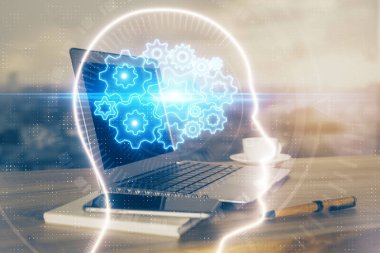 Bilgisayar ve beyin hologramı ile çalışma masasının çoklu açığı. Beyin fırtınası konsepti.