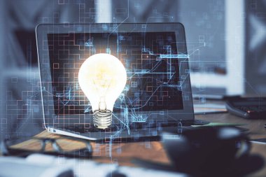 Bilgisayar ofisinde ampul simgesi hologramıyla birlikte. Çoklu maruz kalma. Fikir kavramı.