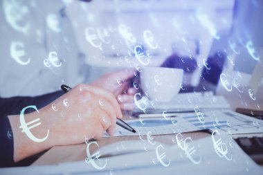 Borsa grafiği ile çift pozlama elleri.