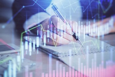 Bir kadın eller Not defteri hisse senedi piyasası hakkında bilgi yazma. Ön Forex grafik hologramlar. Araştırma kavramı. Çoklu pozlama