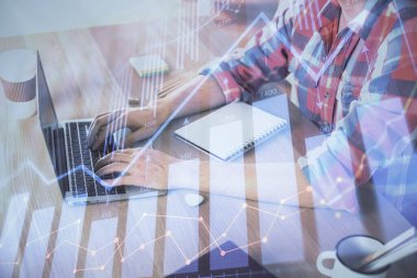 Ön x grafiğinin arka planda bilgisayarda çalışan bir adam ile çoklu pozlandırılması. Pazar analizi kavramı.