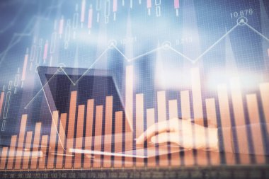 Arka planda dizüstü bilgisayar üzerinde çalışan adam ile borsa grafiği çift pozlama. Finansal analiz kavramı.