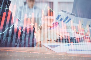 Adam arka planda ofiste bilgisayarda yazarak grafik çift pozlama. Zor iş kavramı. Closeup.