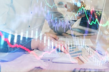 Adam arka planda ofiste bilgisayarda yazarak grafik Multi pozlama. Zor iş kavramı.