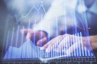 Arka planda ofiste bilgisayarda çalışan işadamı ile Forex grafiği. Sert çalışma kavramı. Çoklu pozlama.